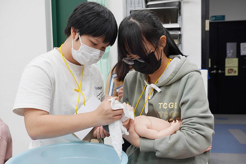 高中職學生體驗新生兒沐浴