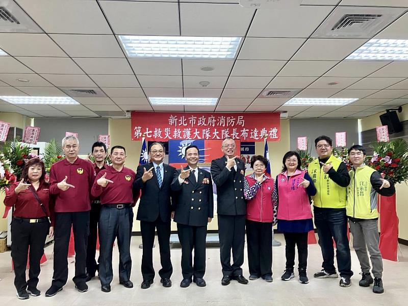 圖右五為第七救災救護大隊大隊長鄭向晃。