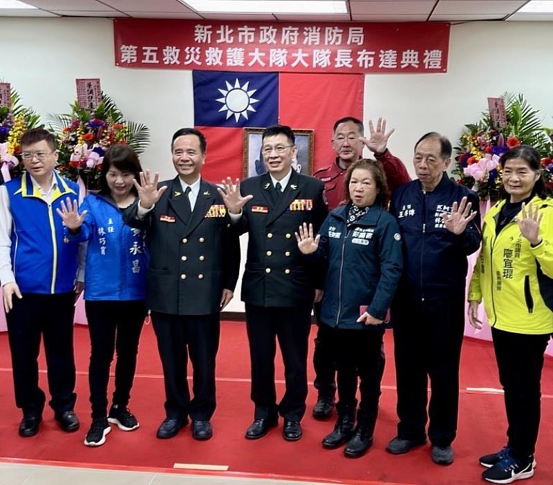 圖左四為第五救災救護大隊大隊長鍾世銘。