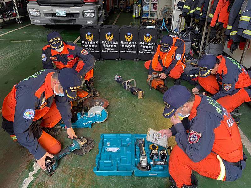 新北市政府消防局快搜部隊近年來積極投入人力及添購器材，參與許多重大災害搜救工作，並於國內台南、花蓮震災救援有功，支援國內外震災搜救經驗豐富，更在110年通過國家重型搜救隊認證，同時參考國際搜救隊伍所遵循之聯合國國際搜索救援諮詢小組（INSARAG）標準，在災區具備有自給自足能力，相關後勤與醫療能力。