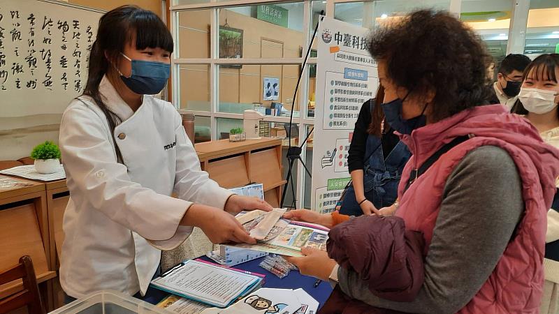 中臺科大食科系學生製作可口蛋捲分享給民眾