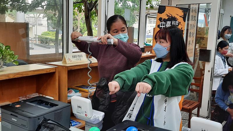 中臺科大學生與民眾操作說明「ioi身體組成分析」