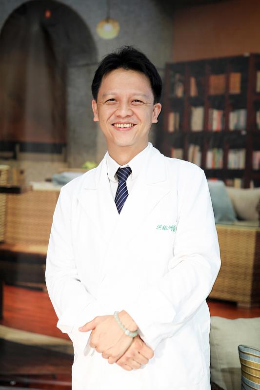 花蓮慈院復健醫學部副主任洪裕洲表示，下肢復健機器人的行走訓練具有重覆性且大量式，再搭配鏡子增加視覺回饋，可以使病人重建受損神經的可塑性，進而加速神經復健的進程。