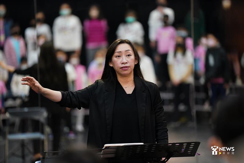 世界級指揮家彭孟賢團長，透過嚴格的紀律與專業的訓練，把孩子們（細孲仔）的歌唱天份發揮，唱出客家歌曲的天籟之音。客新聞提供