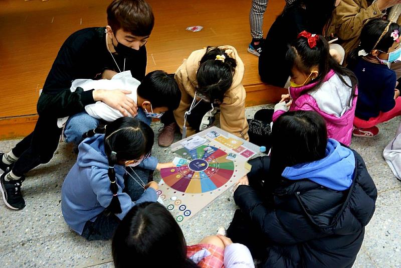 景文科大社團辦理基隆尚仁國小冬令營 結合食農課程遊戲讓學童認識SDGs  。