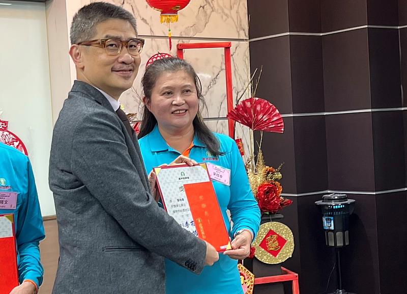 農業局長李玟(左)頒發獎狀予農事研究班班長葉桂幸(右)，業桂幸以自身農業生產專長，積極參與蘆洲在地秀英花復育工作