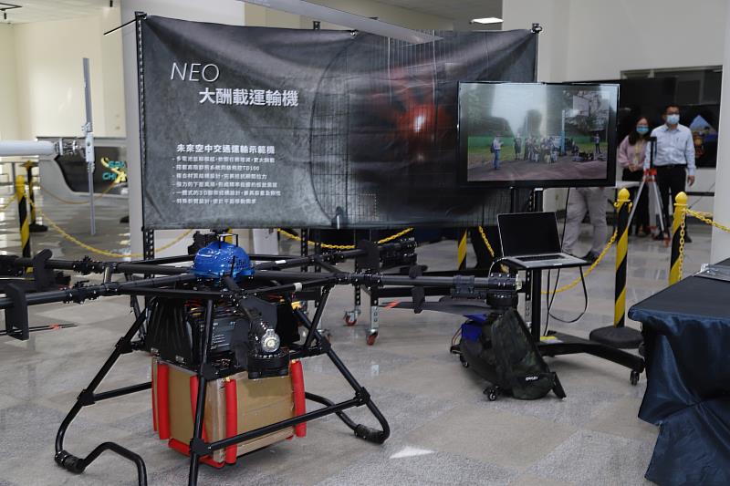 財金文化董事長謝金河率投資菁英拜會亞洲無人機AI創新應用研發中心 翁章梁出席致意：預計114年底將環境打造成型