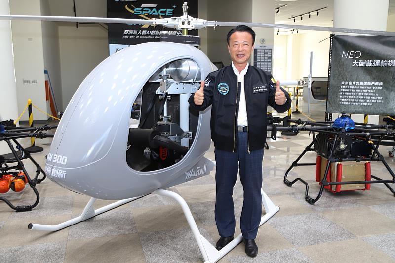 財金文化董事長謝金河率投資菁英拜會亞洲無人機AI創新應用研發中心 翁章梁出席致意：預計114年底將環境打造成型