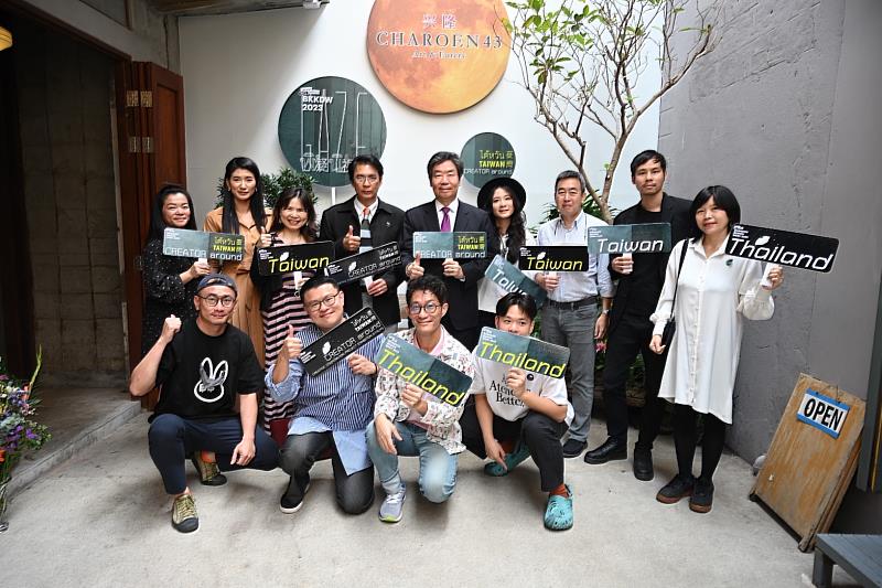 駐泰國代表處大使（後排右5）、泰國設計重要獎項「年度設計家」主席Eakachart_Joneurairatana教授（後排左4）與策展人郭俞霈（後排右4）及6位臺泰創作人於開幕合影