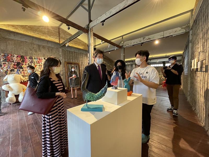 駐泰國代表處大使莊碩漢及文化組長田又安聆聽策展人郭俞霈與泰國創作者Yanono_Tree解說展覽作品