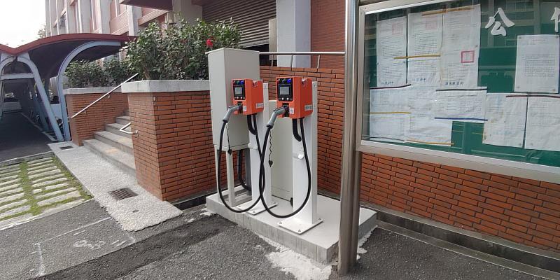 打造便捷電動機車充電環境  臺東縣稅務局設置免費電動機車充電站