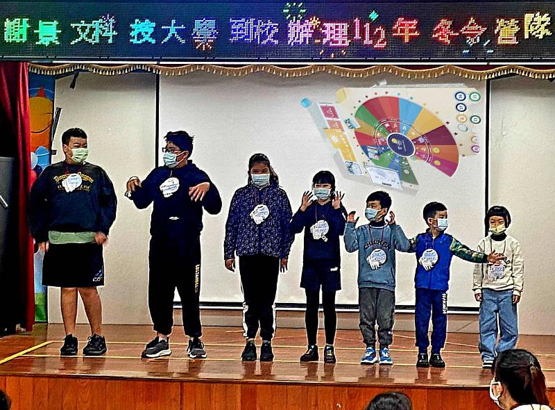 景文科大社團辦營隊陪新竹學童以趣味遊戲互動迎接開學。