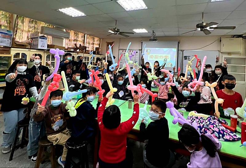景文科大社團辦營隊陪新竹學童以趣味遊戲互動迎接開學。