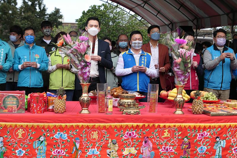 現場來賓一同祈求博愛風雨球場動土開工圓滿順利