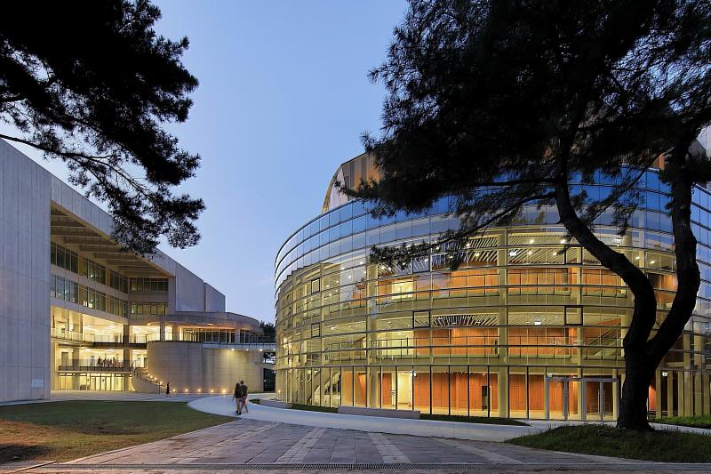 渾圓雍容的中央大學大禮堂榮獲雙項國際獎項，建築設計受到國際肯定。照片JJP潘冀聯合建築師事務所提供