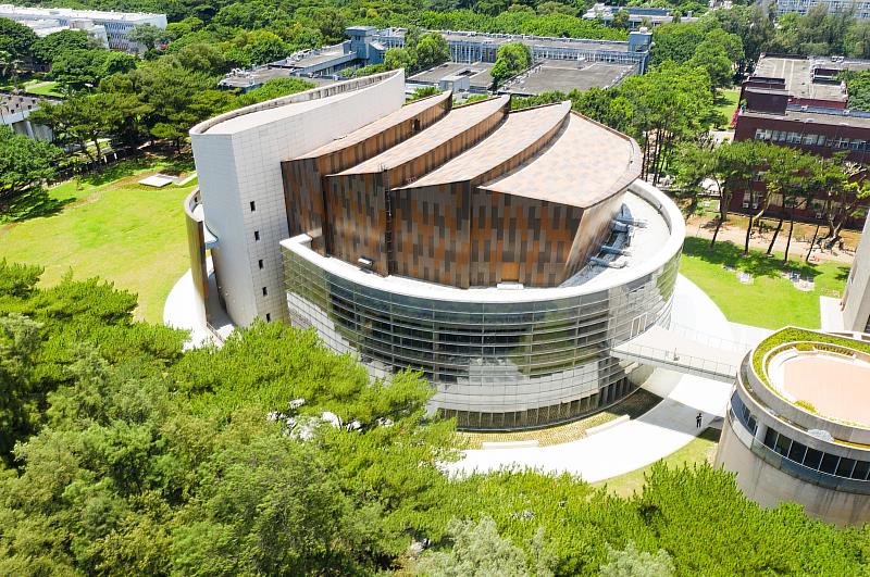 中央大學以「松」為精神象徵，大禮堂外觀藉由「松之果」孕育智慧種子之意，作為概念發想。照片中央大學秘書室提供
