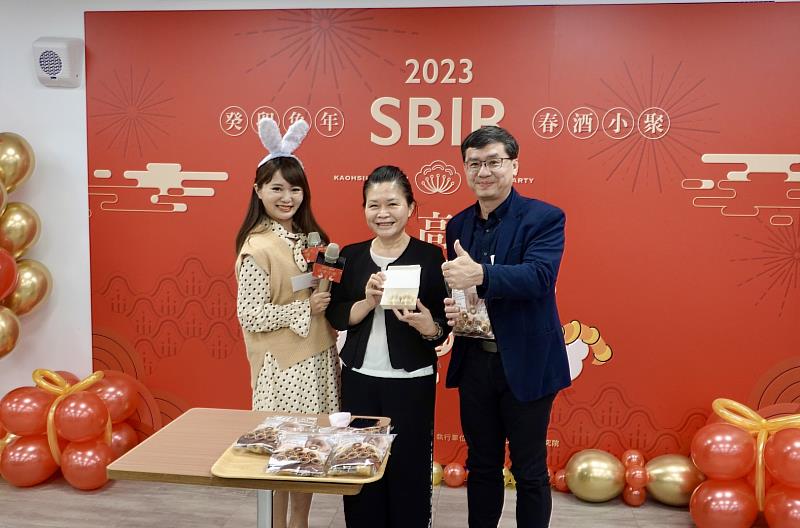 現場提供SBIR廠商工商服務時間，蒸荐康國際餐飲介紹量產肉圓等米食傳統小吃。