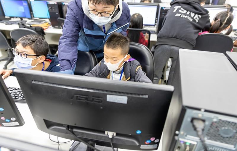 冬令營活動前二天都安排資訊課程，讓小朋友對程式設計有初步瞭解並培養邏輯思考的能力。