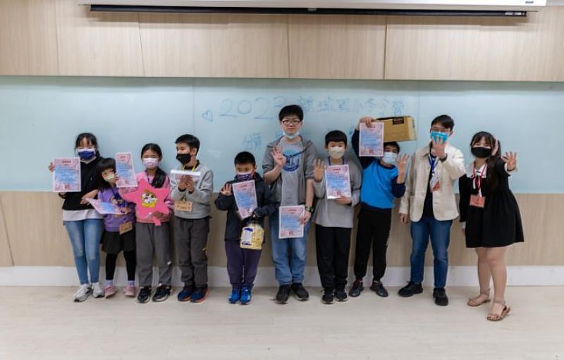 冬令營副總召應日系大三生游芷翎（右）已連續第3年擔任志工，她表示明年還會繼續參加營隊擔任志工。