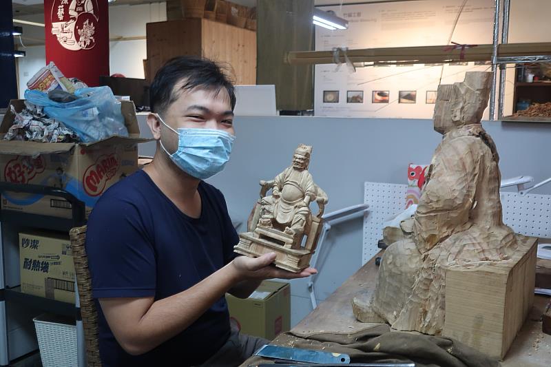 透過陳宗蔚工藝師現場創作與分享，讓民眾認識到更多粧佛工藝的小知識。