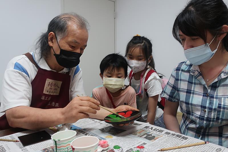 在王清源工藝師的示範教學下，民眾可動手完成自己的漆盤蒔繪作品，帶回家紀念或使用。