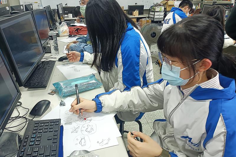 參與文創設計營的學生學習製作吉祥物