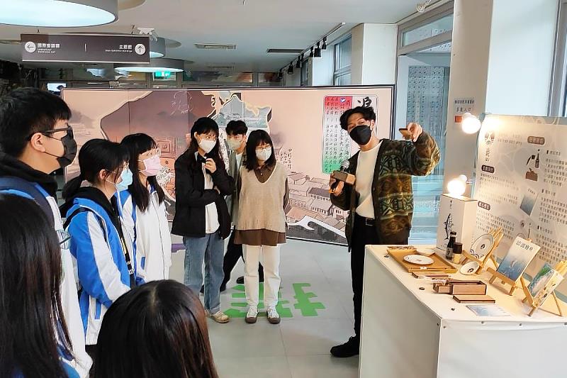 海大文創設計系學生在海科館為安樂高中學生講解「浪憶基緣」專題展作品