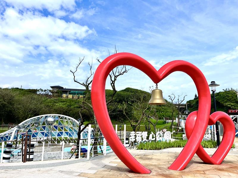石門區幸福雙心公園已是北海岸熱門的打卡景點之一