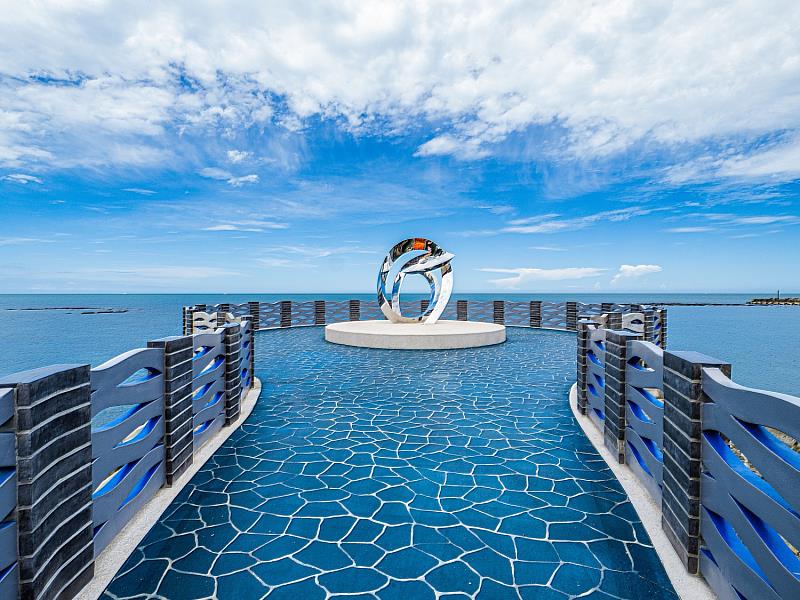 三芝區芝蘭公園-超大型閃亮的婚戒之裝置藝術，搭配遼闊北海岸海景，為情人節展開序幕