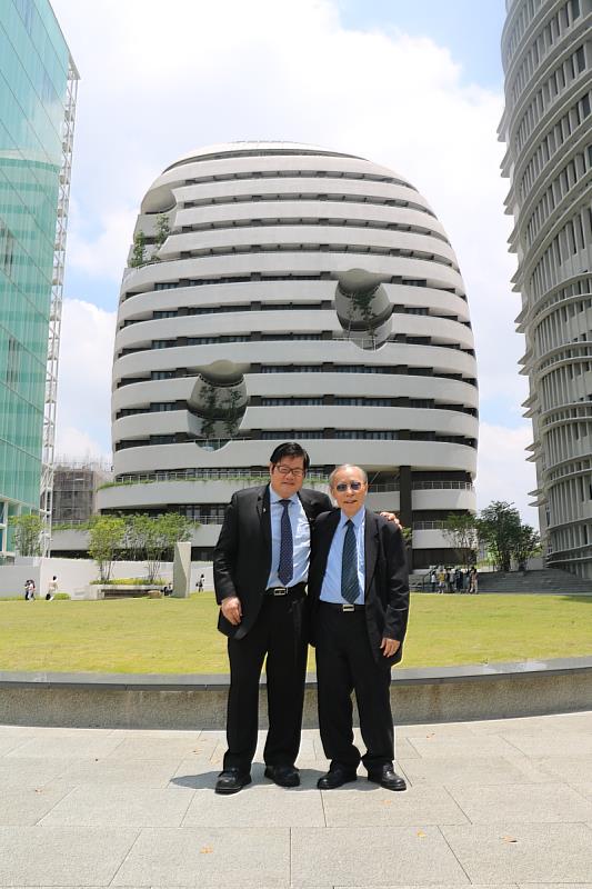 洪明奇校長與許重義講座教授雙雙榮登2022年世界頂尖醫學科學家，惺惺相惜。