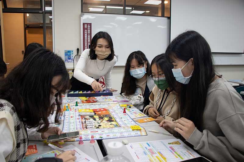 圖一：世新大學財金系高中營隊「漫遊華爾街」以桌遊帶入理財素養，學員大讚娛樂知識兼具