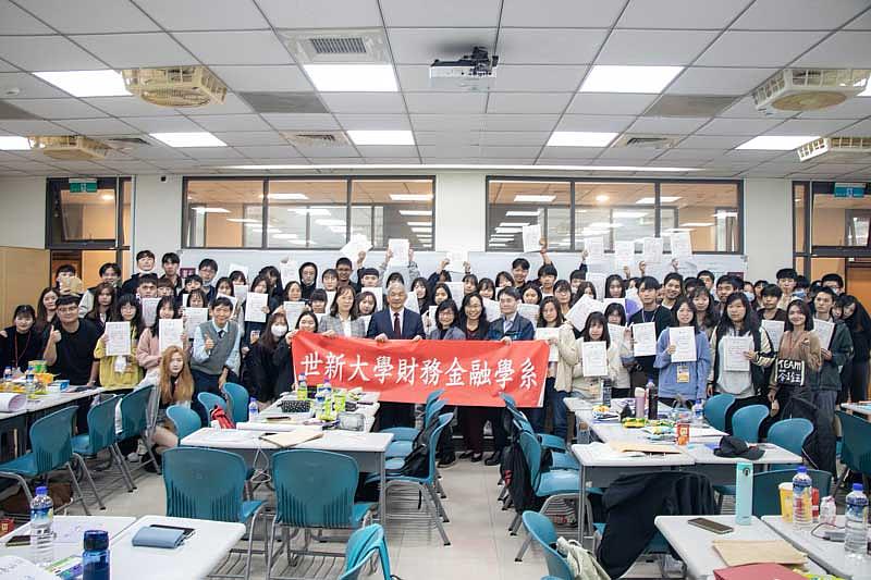 圖二：世新大學財金系高中營隊「漫遊華爾街」兩天圓滿落幕，校長陳清河致詞勉勵高中生