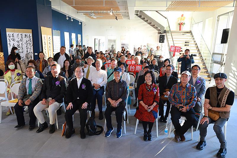 「2023雲湧臺藝 國立臺灣藝術大學全國校友會聯展」開幕典禮合影留念。