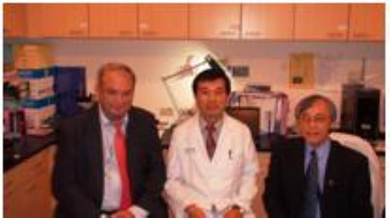 蔡崇豪教授（中）與1998諾貝爾醫學獎得主Ferid Murad、許重義教授（右）合影。