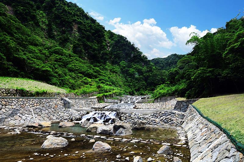 善用當地致災塊石打造多孔性環境