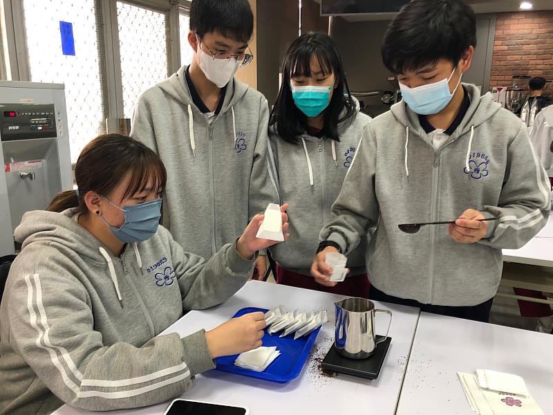 光華高中學生親手製作咖啡濾掛包