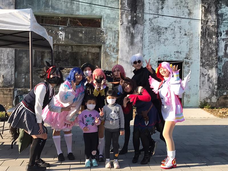 動漫社精心打扮動漫人物，獲孩童喜愛合影留念