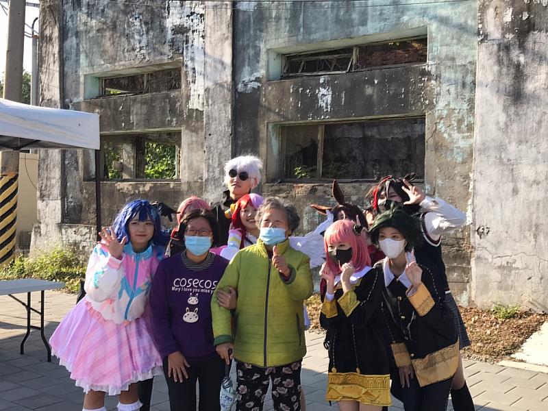 動漫社社員裝扮獲得銀髮族喜愛，一同合影