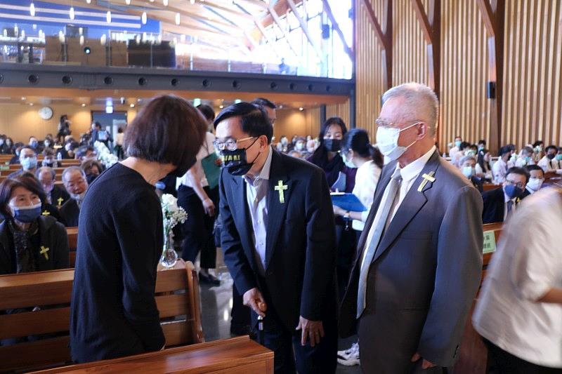 前總統陳水扁向遺眷致哀。