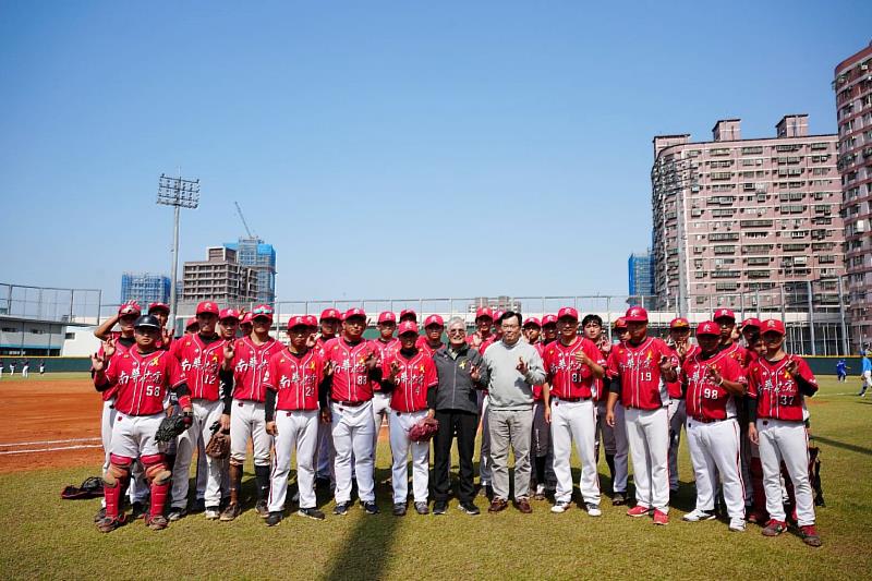 南華大學棒球隊感念星雲大師體育弘法與栽培，別上黃絲帶緬懷，向大師致敬。（右6為南華大學高俊雄副校長，右5為新任體育署長鄭世忠教授）