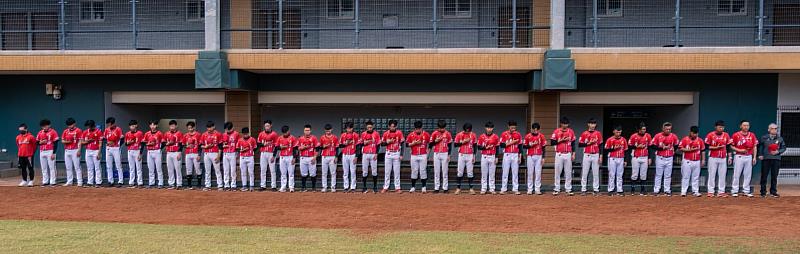 南華大學棒球隊感念星雲大師體育弘法與栽培，於賽前默哀進行緬懷儀式。右1為南華大學高俊雄副校長。