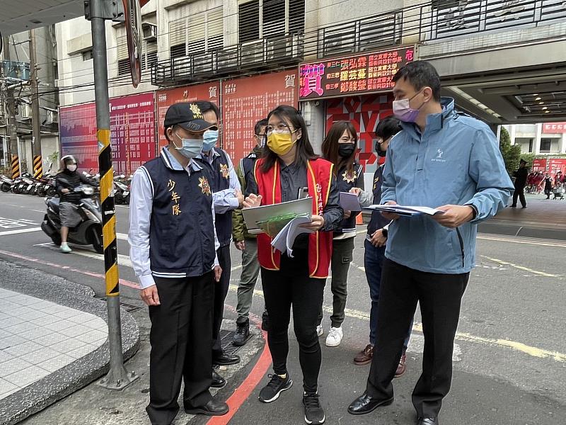 新北市警察局開學首日維護校園周邊安全。