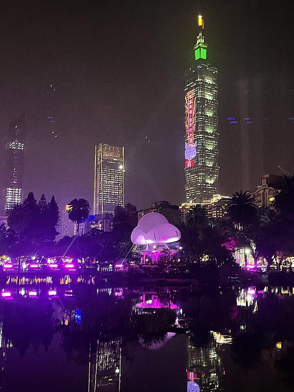 晚上的「彩雲之亭」與周邊燈景互相輝映