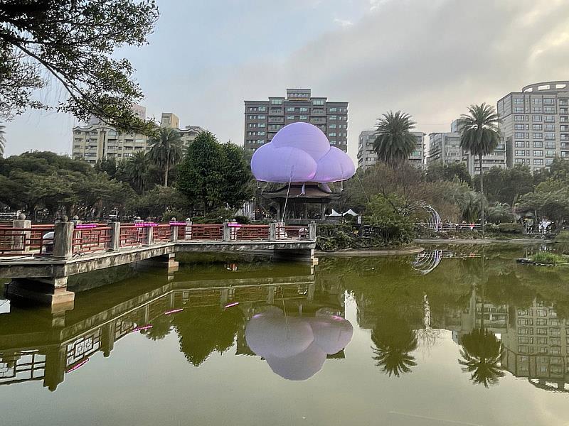 大葉大學工設系賴建源老師設計的「彩雲之亭」，白天有不同的美麗