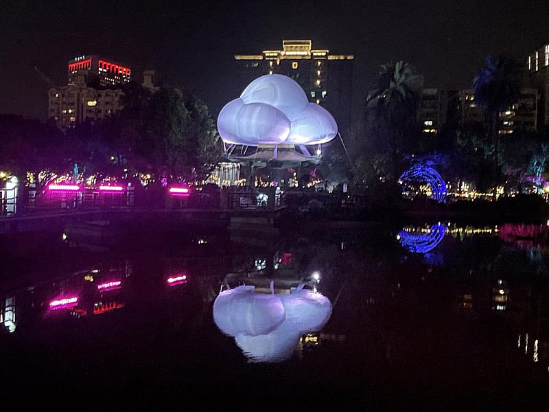 大葉大學工設系賴建源老師設計的「彩雲之亭」，在國父紀念館的翠湖