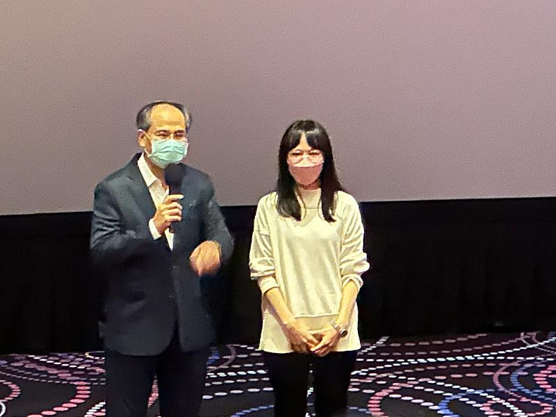 郭哲彰理事長、翁顥溱總幹事歡迎校友參加電影欣賞會。