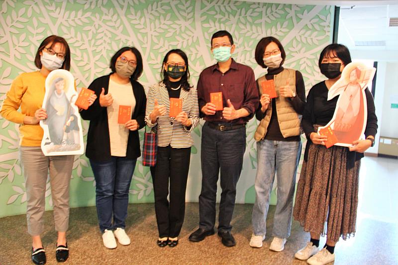 文藻外語大學莊慧玲校長(左三)親自到校園各處室走春發送新年紅包，與吳甦樂人文學院團隊合影。