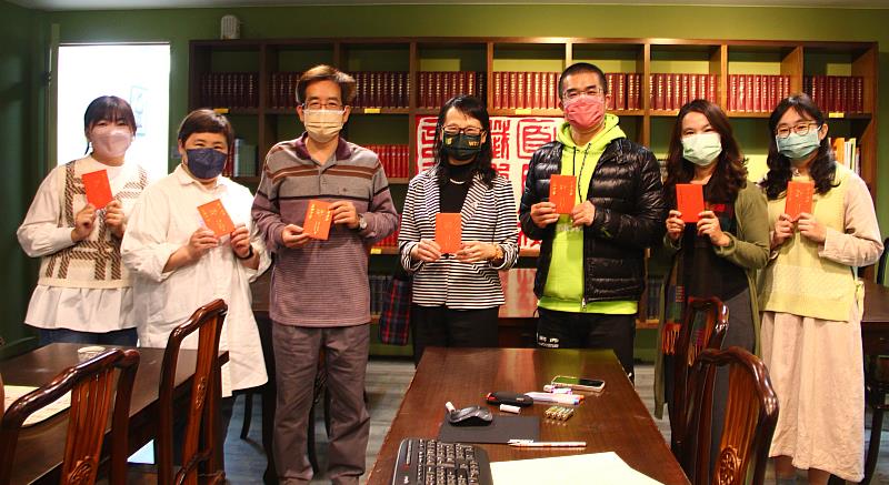 莊慧玲校長(中)與華語學院及應用華語文系團隊合影