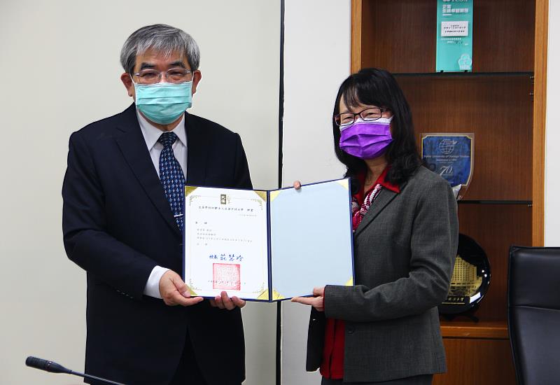 莊慧玲校長(右)頒發校務顧問聘書予教育部前政次蔡清華教授(左)