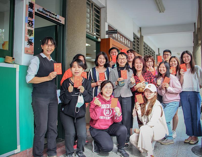 莊慧玲校長(中)於校內各處室走春拜年，圖為與國合處及東南亞學系團隊合影。